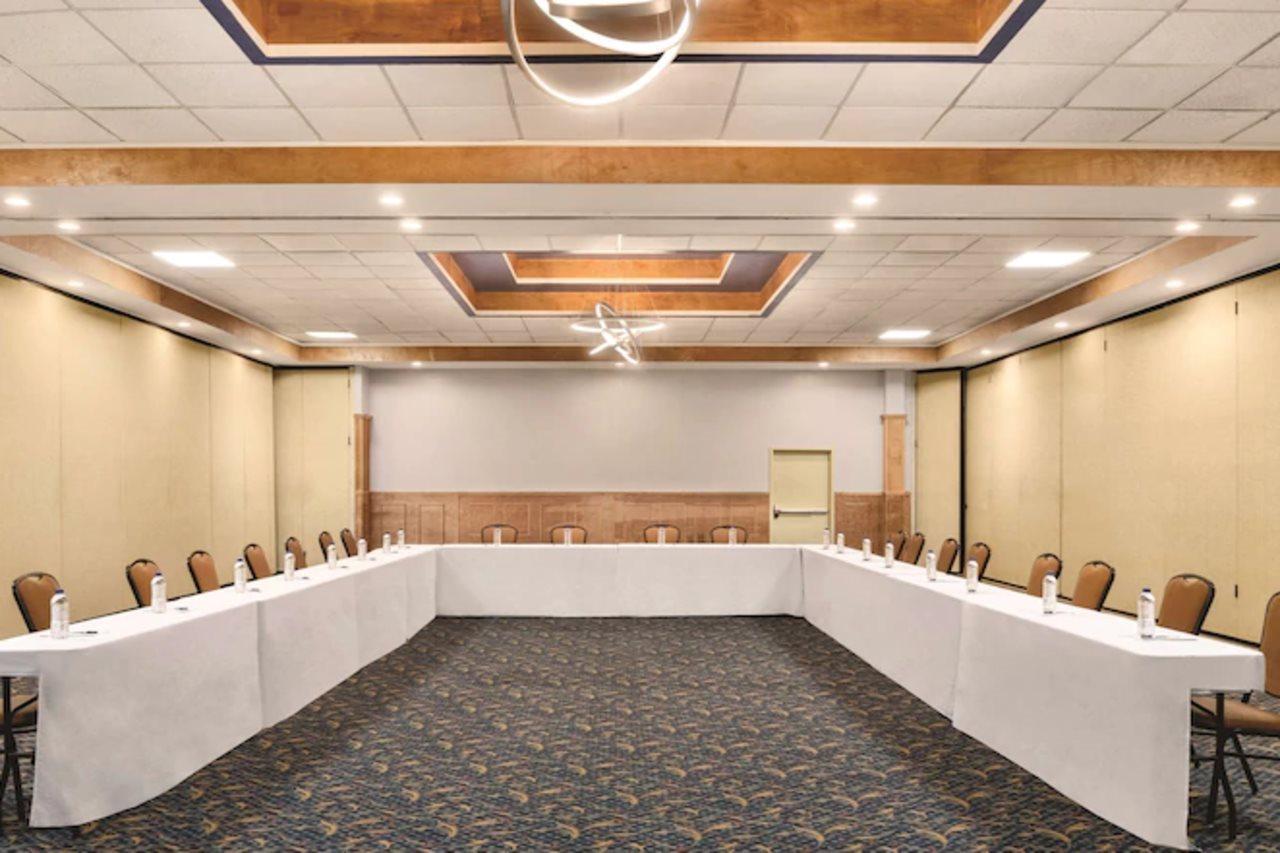Wyndham Garden Conference Center Champaign - Urbana Hotel Ngoại thất bức ảnh