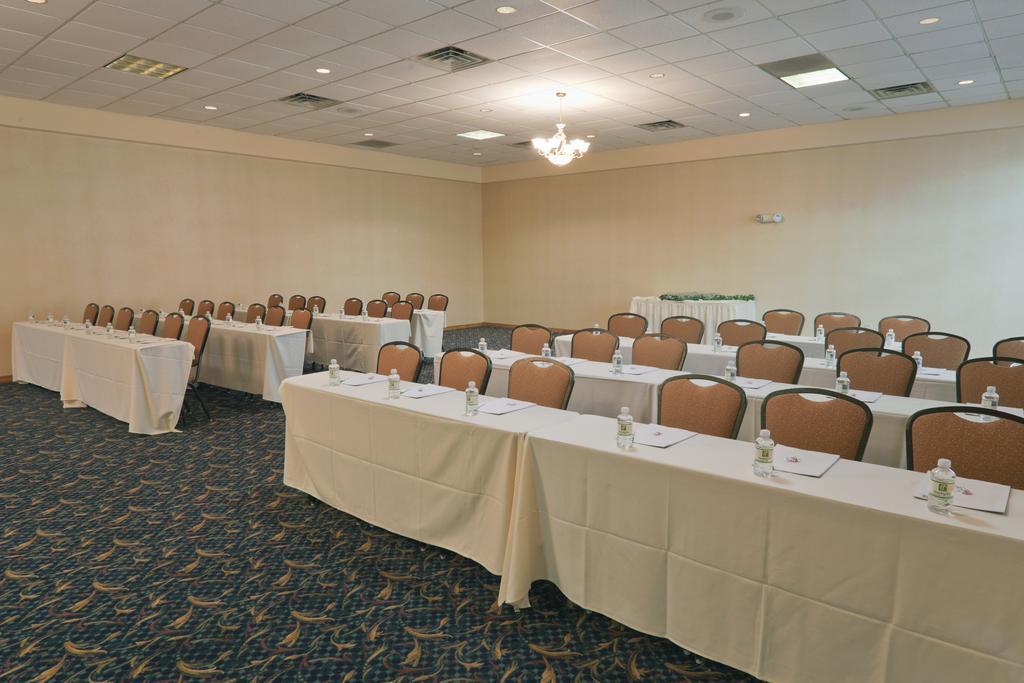 Wyndham Garden Conference Center Champaign - Urbana Hotel Ngoại thất bức ảnh