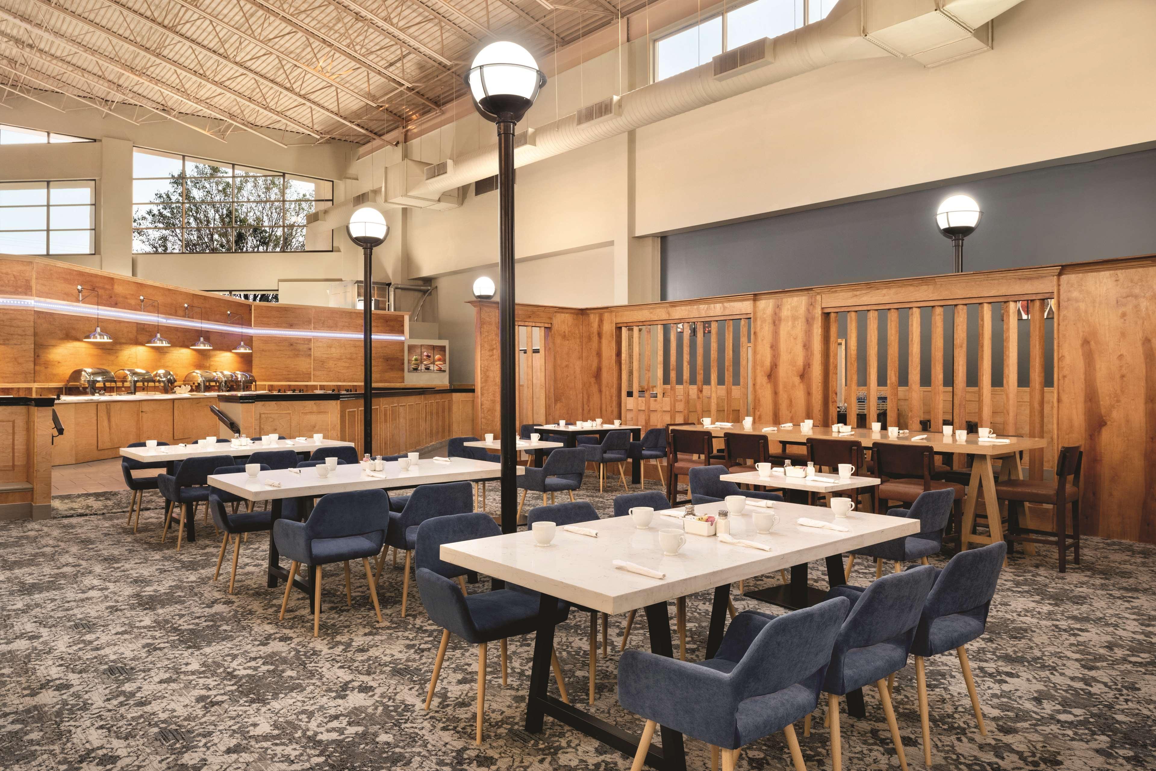 Wyndham Garden Conference Center Champaign - Urbana Hotel Ngoại thất bức ảnh