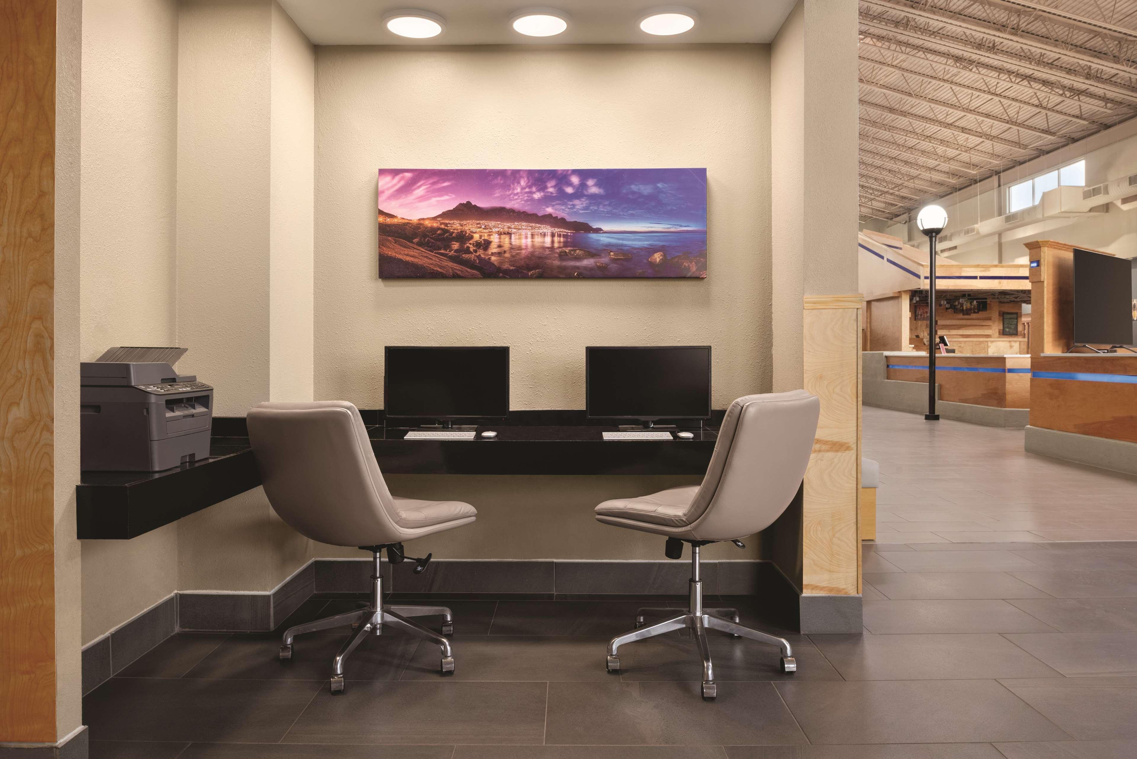 Wyndham Garden Conference Center Champaign - Urbana Hotel Ngoại thất bức ảnh