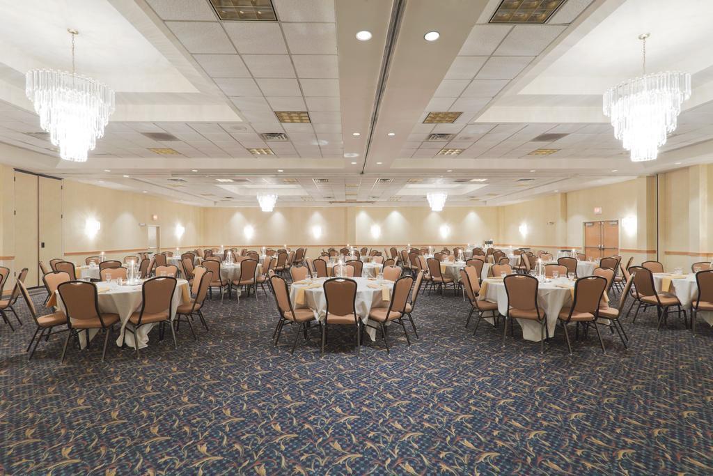 Wyndham Garden Conference Center Champaign - Urbana Hotel Ngoại thất bức ảnh