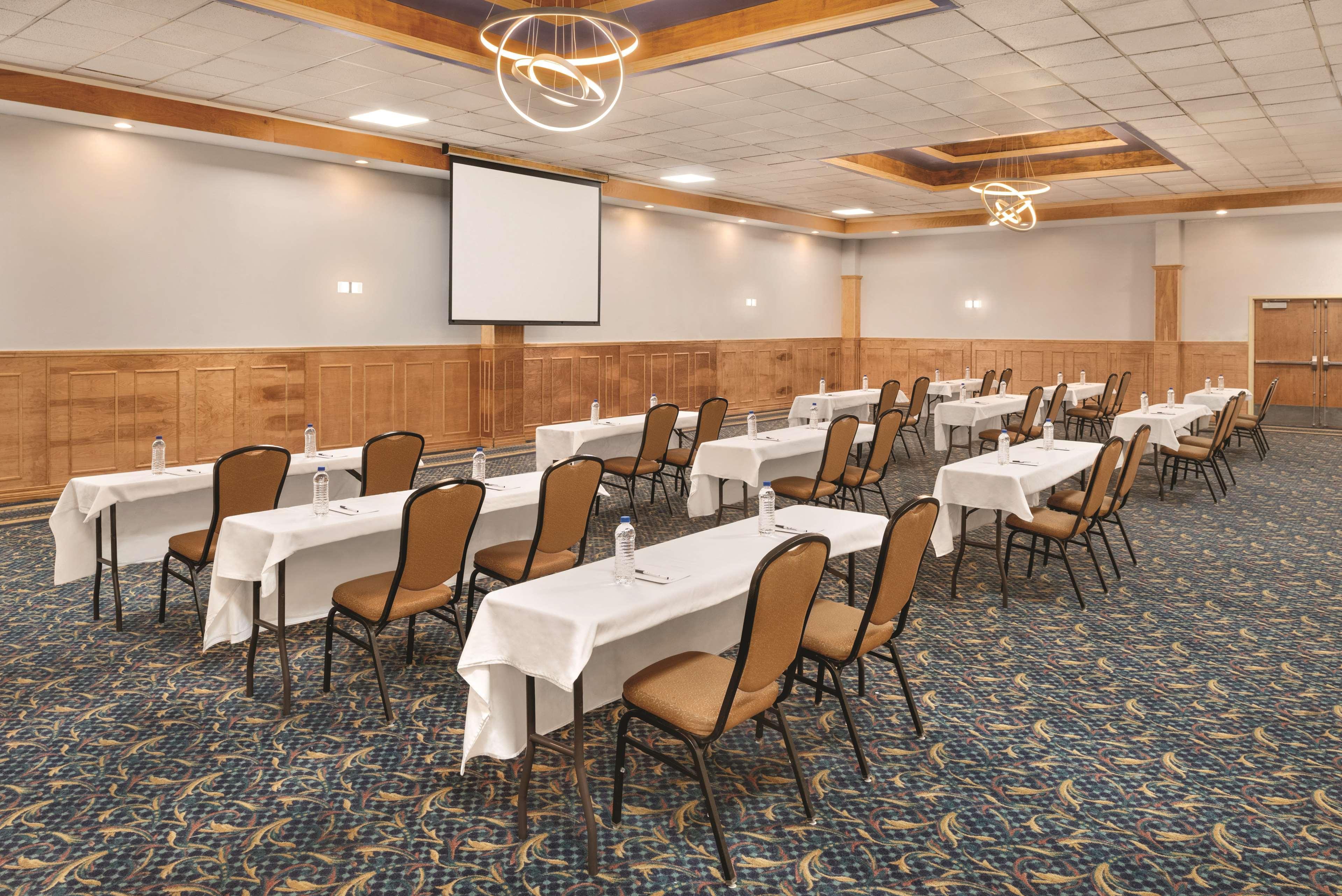 Wyndham Garden Conference Center Champaign - Urbana Hotel Ngoại thất bức ảnh