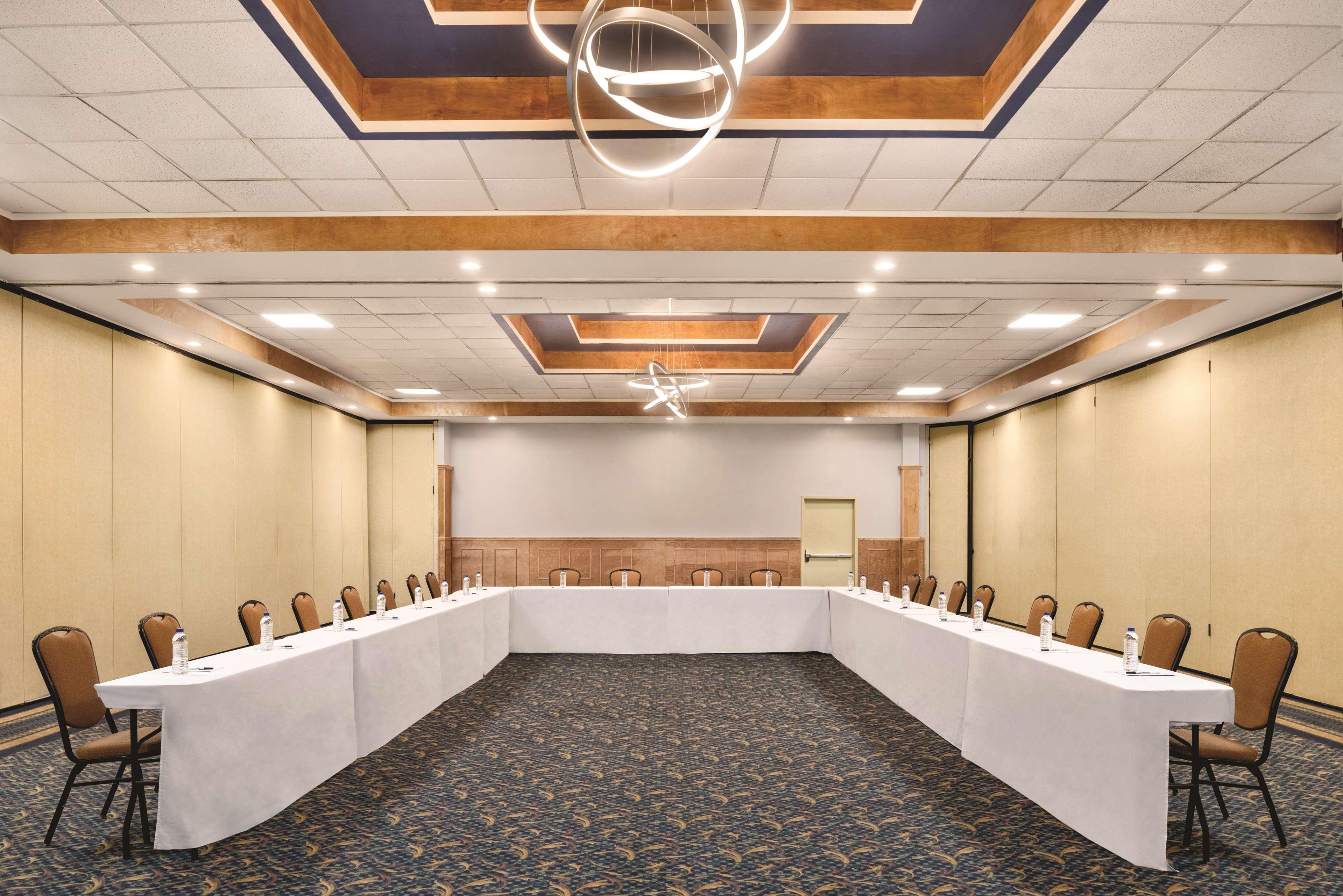 Wyndham Garden Conference Center Champaign - Urbana Hotel Ngoại thất bức ảnh