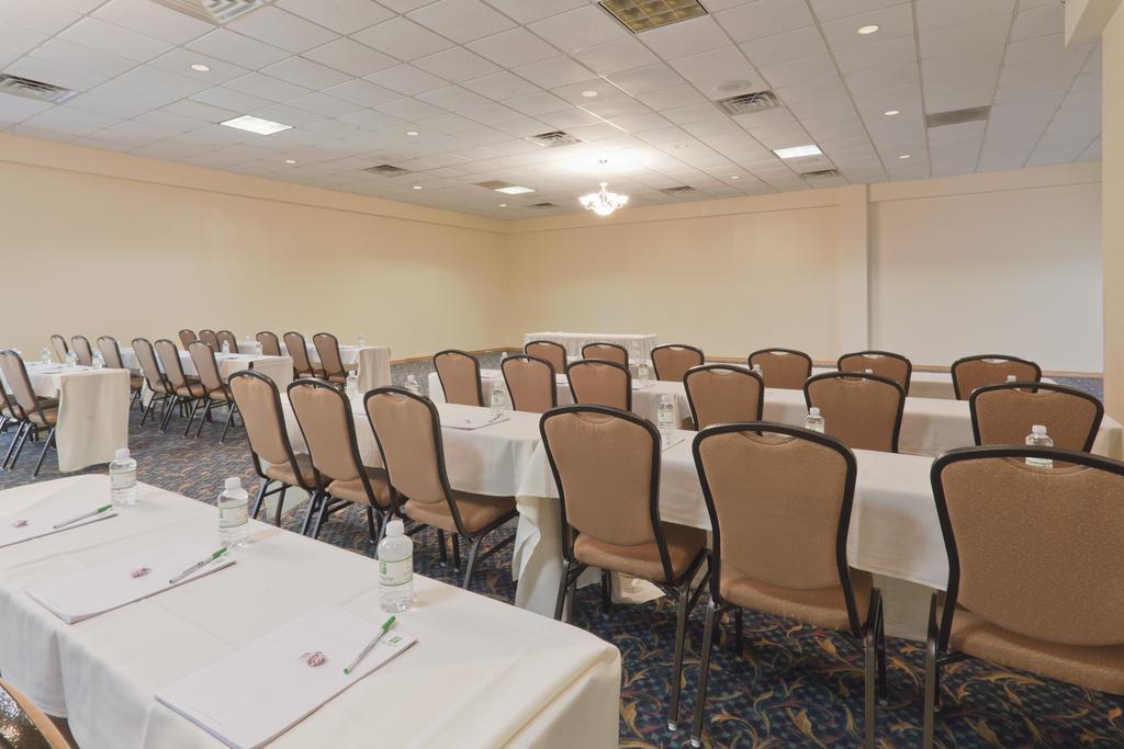 Wyndham Garden Conference Center Champaign - Urbana Hotel Ngoại thất bức ảnh