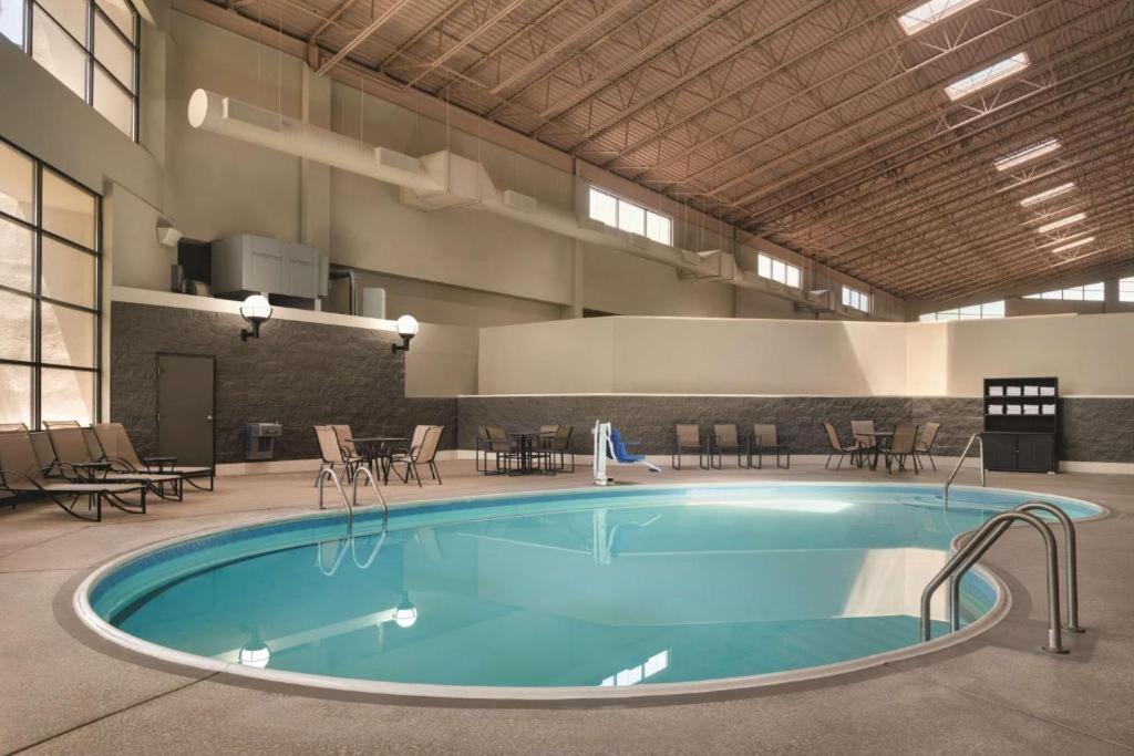 Wyndham Garden Conference Center Champaign - Urbana Hotel Ngoại thất bức ảnh