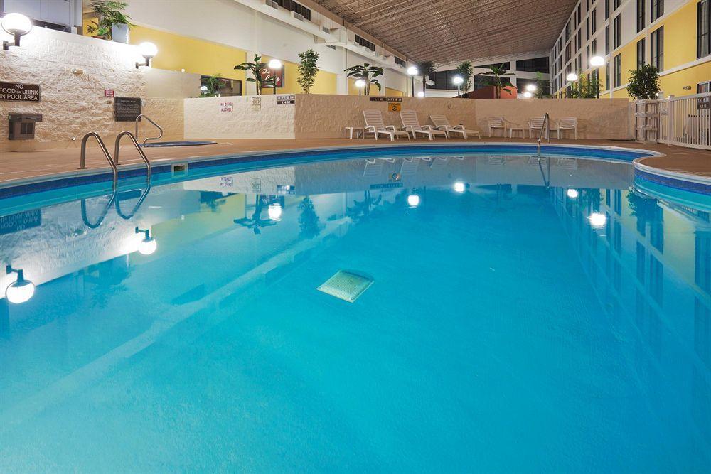 Wyndham Garden Conference Center Champaign - Urbana Hotel Ngoại thất bức ảnh
