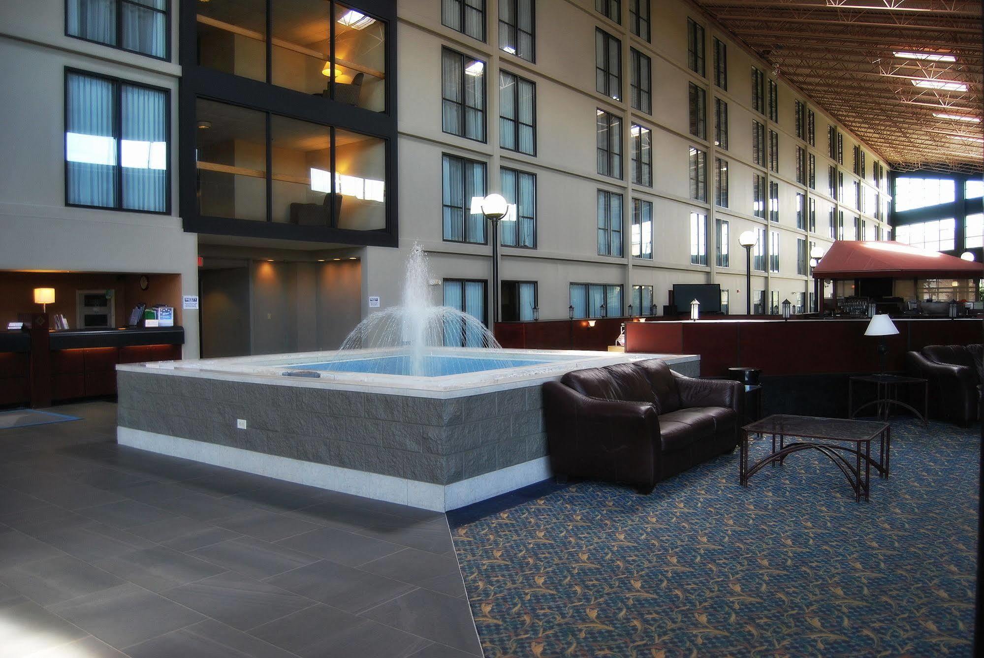 Wyndham Garden Conference Center Champaign - Urbana Hotel Ngoại thất bức ảnh